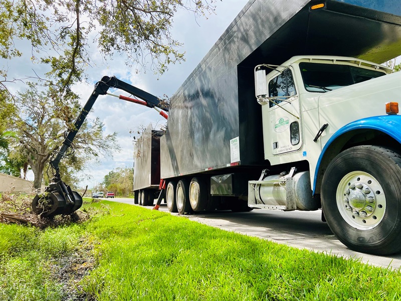 2022.HurricaneIan.EOC.DebrisPickup (3).jpg