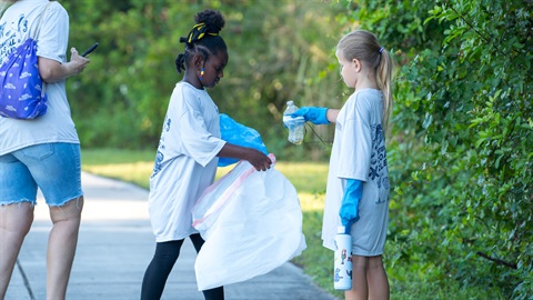 volunteers collecting litter